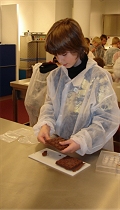 Kinder machen Schokolade